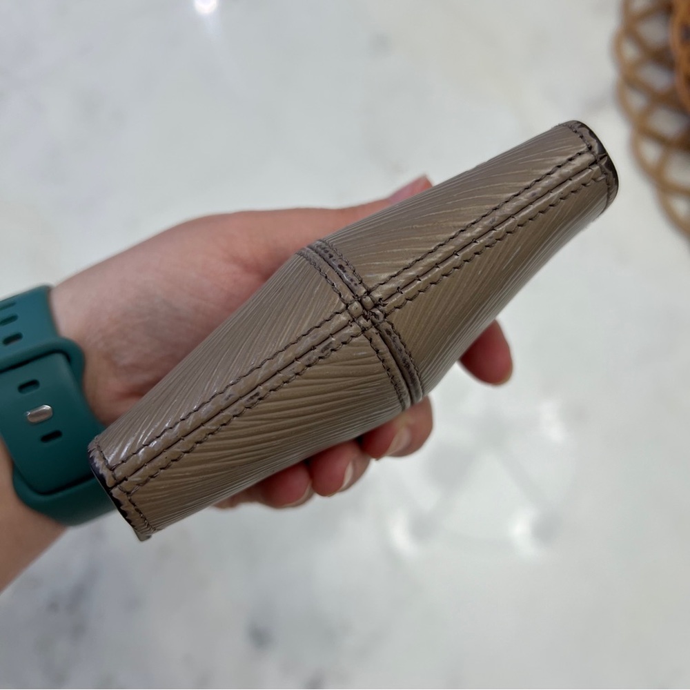 Louis Vuitton Lilac Epi Wallet | Chic Clamshell Design | Silvertone Hardware - Picture 4 of 16